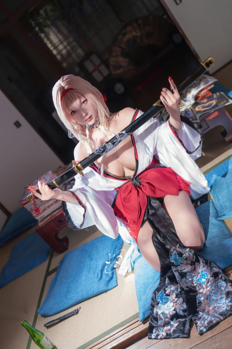 切切celia《NIKKE 黑红莲》主题写真：39张全套美图
