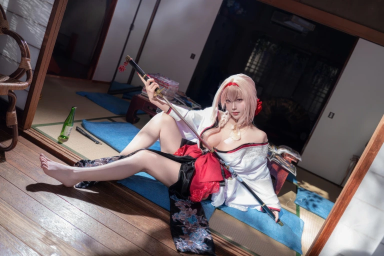 切切celia《NIKKE 黑红莲》主题写真：39张全套美图