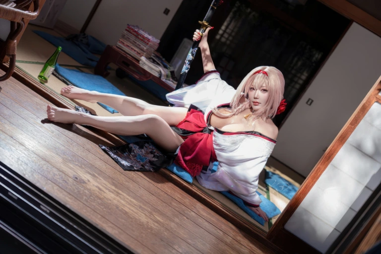 切切celia《NIKKE 黑红莲》主题写真：39张全套美图