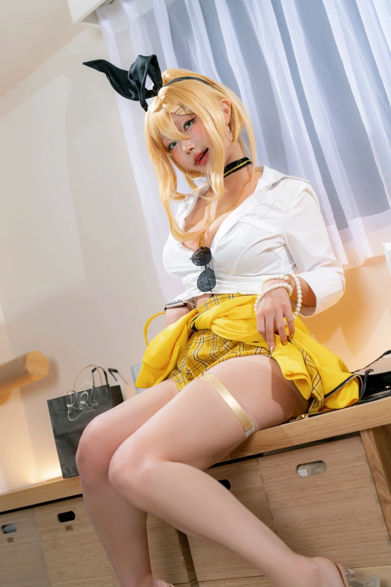 切切celia《NIKKE 露菲》主题写真：28张全套美图
