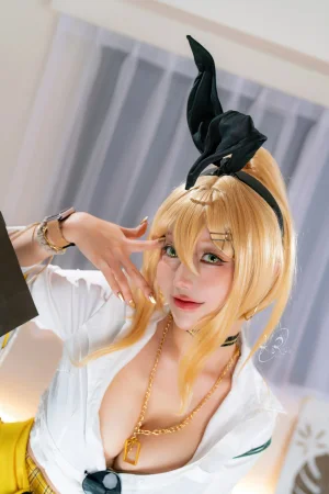 切切celia《NIKKE 露菲》主题写真：28张全套美图