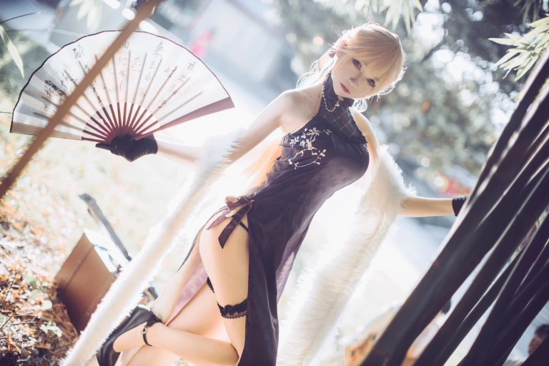 coser衣衣《少女前线 紫雨心》主题写真：14张全套美图
