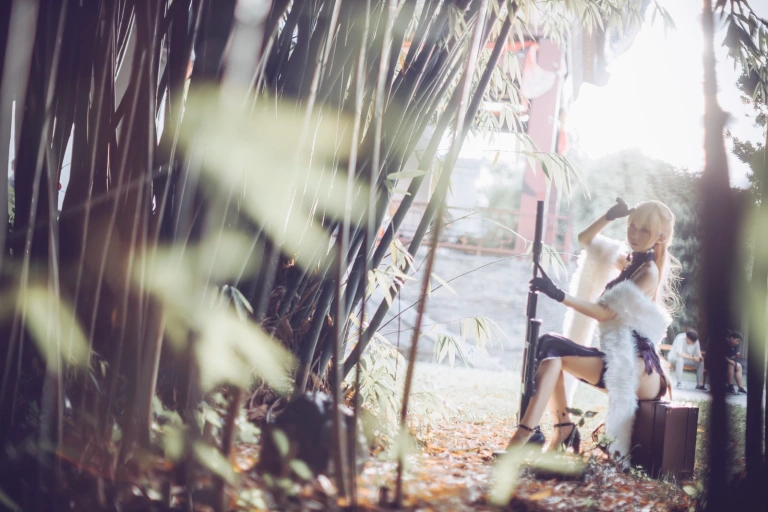 coser衣衣《少女前线 紫雨心》主题写真：14张全套美图