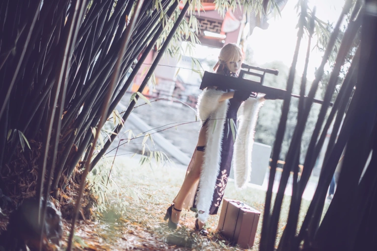 coser衣衣《少女前线 紫雨心》主题写真：14张全套美图