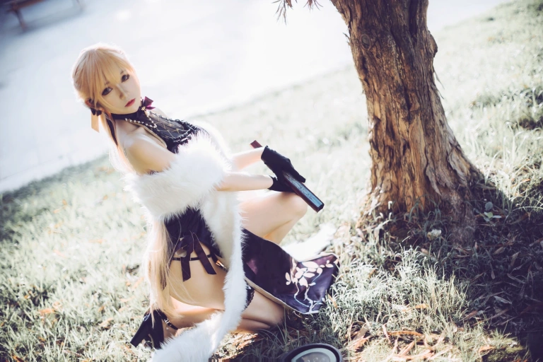 coser衣衣《少女前线 紫雨心》主题写真：14张全套美图