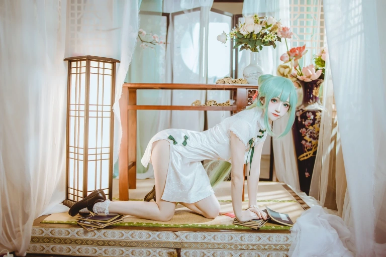 coser衣衣《初音韶华》主题写真：36张全套美图