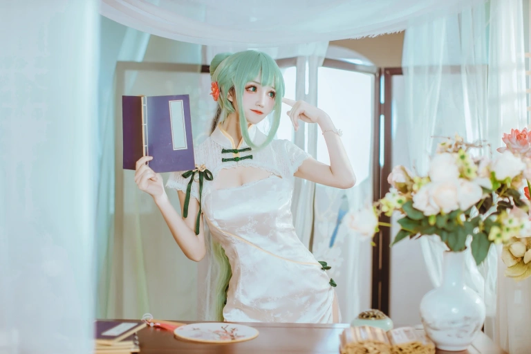 coser衣衣《初音韶华》主题写真：36张全套美图