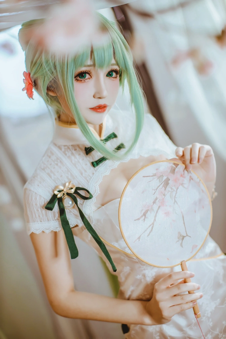 coser衣衣《初音韶华》主题写真：36张全套美图