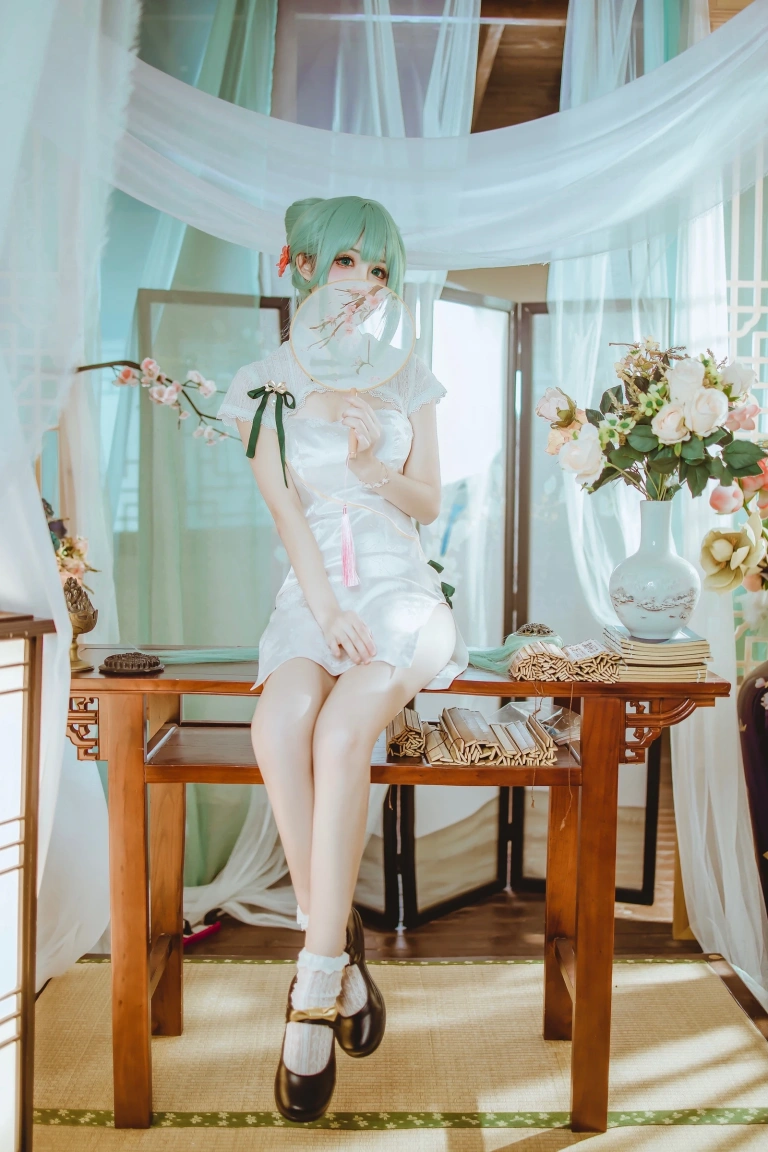 coser衣衣《初音韶华》主题写真：36张全套美图