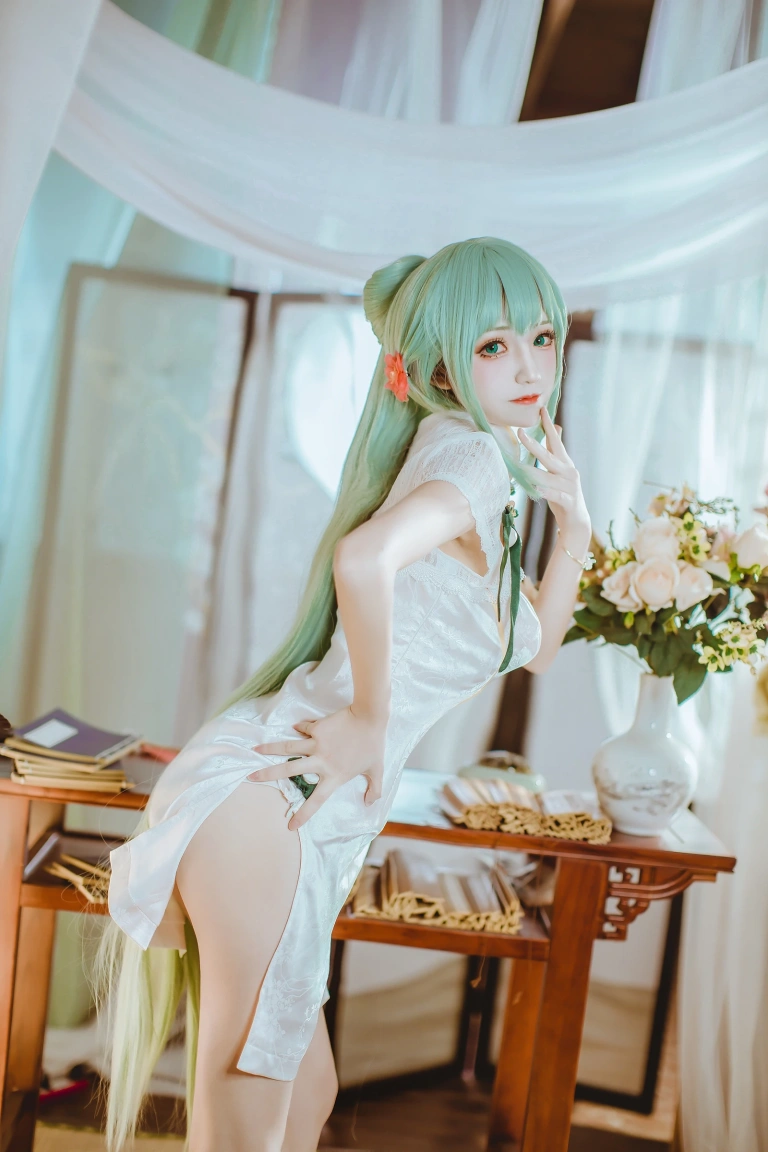 coser衣衣《初音韶华》主题写真：36张全套美图