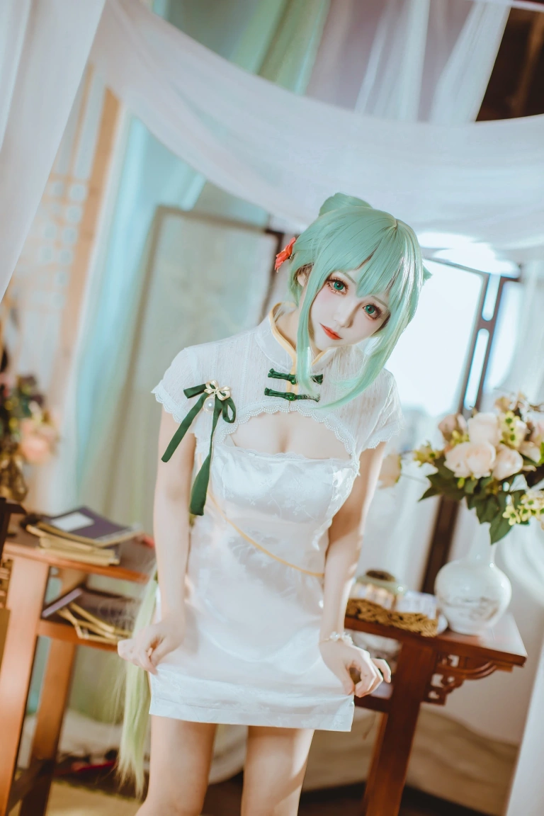 coser衣衣《初音韶华》主题写真：36张全套美图