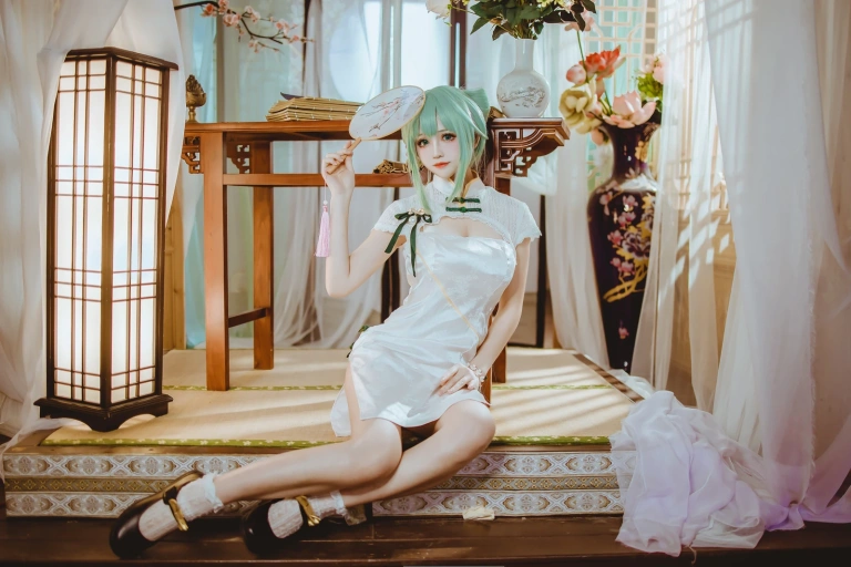 coser衣衣《初音韶华》主题写真：36张全套美图
