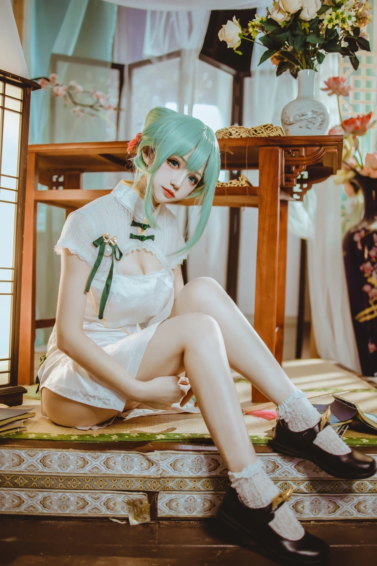 coser衣衣《初音韶华》主题写真：36张全套美图