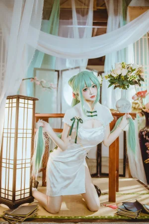 coser衣衣《初音韶华》主题写真：36张全套美图