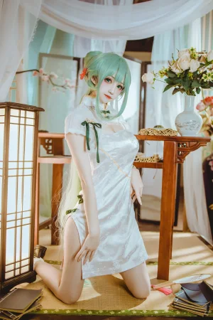 coser衣衣《初音韶华》主题写真：36张全套美图
