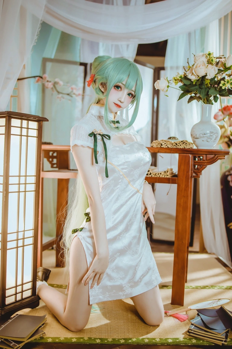 coser衣衣《初音韶华》主题写真：36张全套美图