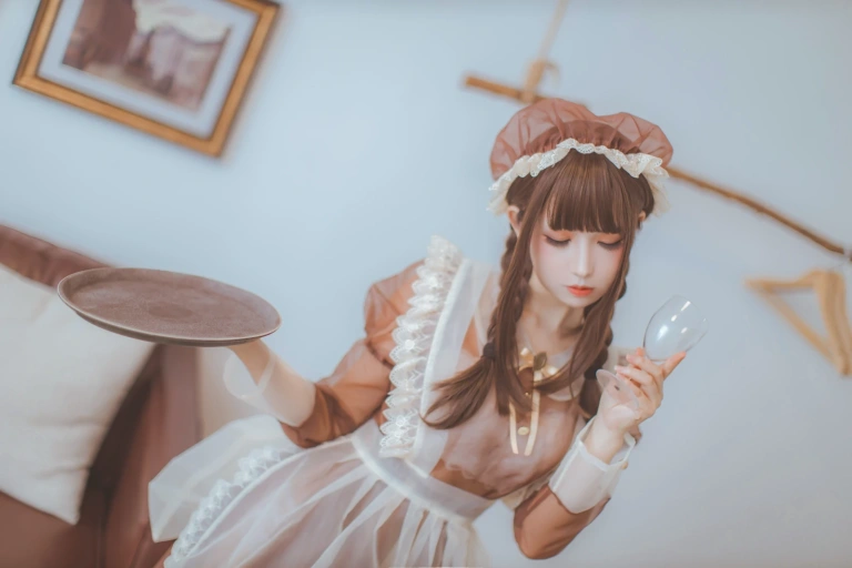 coser衣衣《透明女仆》主题写真：31张全套美图
