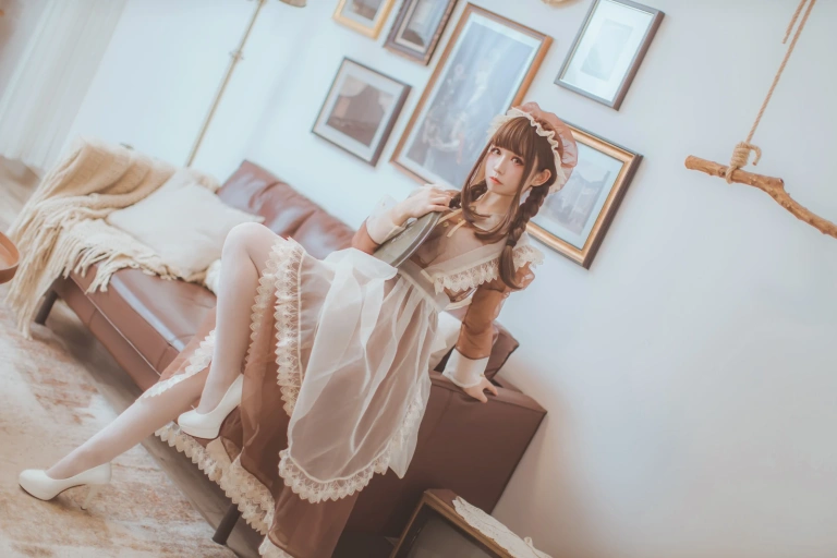 coser衣衣《透明女仆》主题写真：31张全套美图