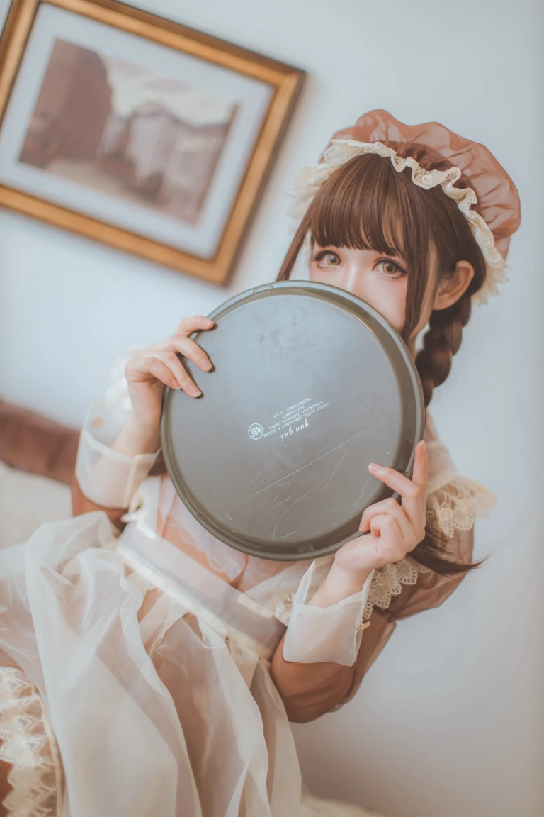 coser衣衣《透明女仆》主题写真：31张全套美图