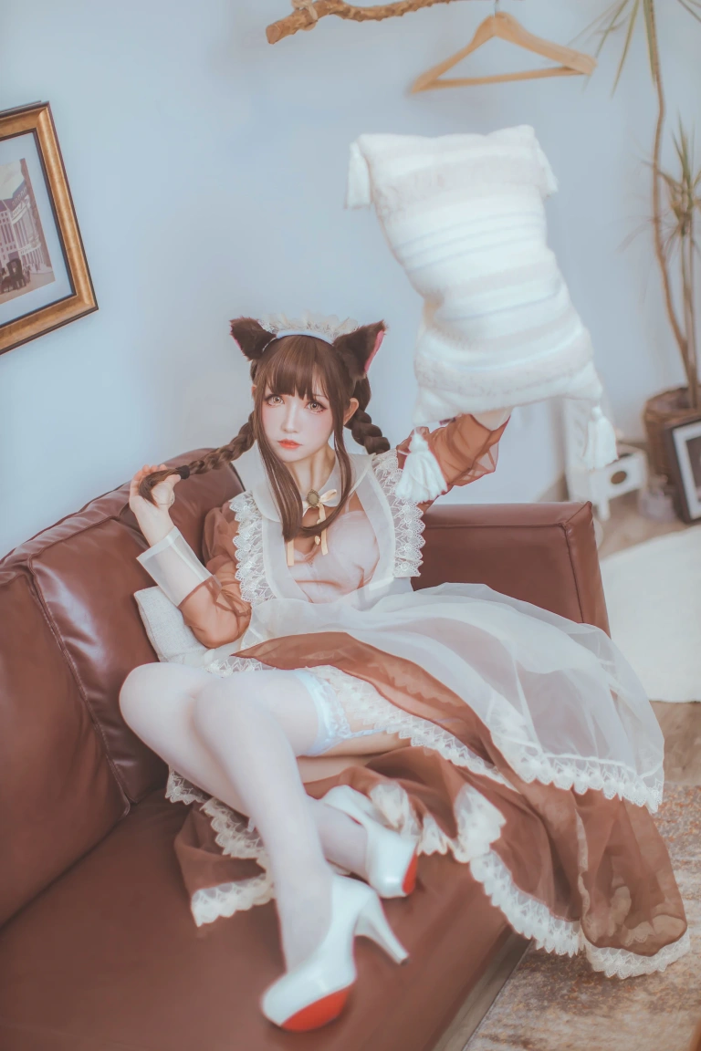 coser衣衣《透明女仆》主题写真：31张全套美图