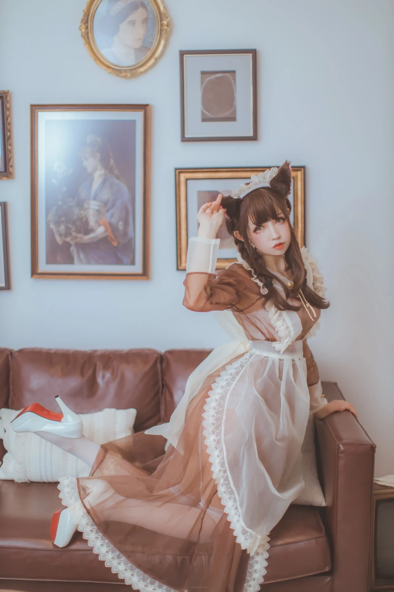 coser衣衣《透明女仆》主题写真：31张全套美图