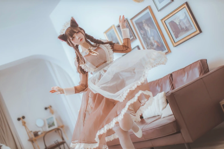 coser衣衣《透明女仆》主题写真：31张全套美图