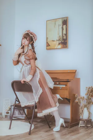 coser衣衣《透明女仆》主题写真：31张全套美图