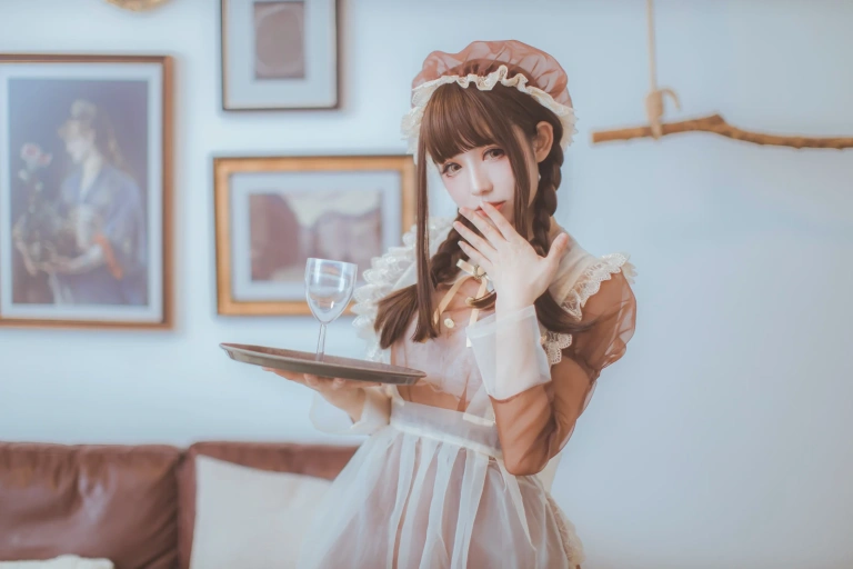 coser衣衣《透明女仆》主题写真：31张全套美图