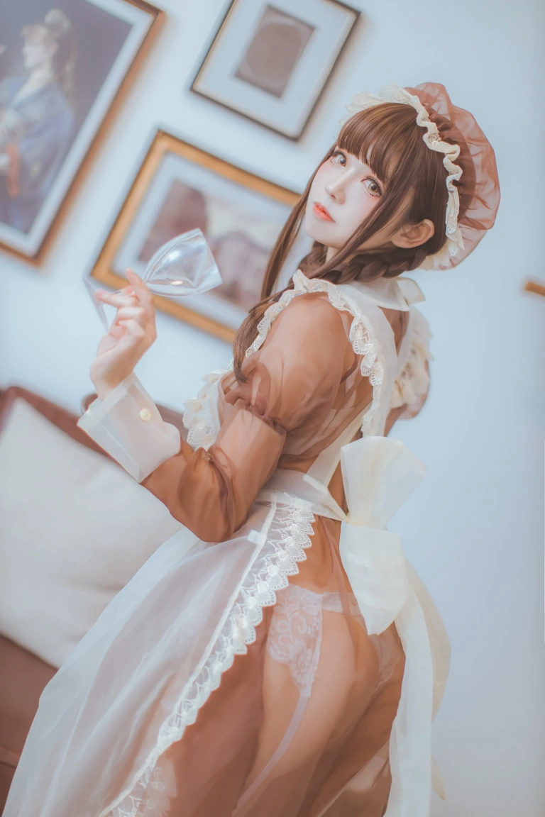 coser衣衣《透明女仆》主题写真：31张全套美图