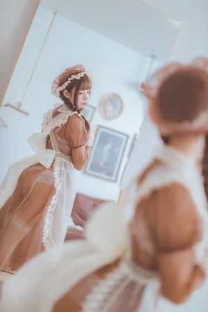 coser衣衣《透明女仆》主题写真：31张全套美图