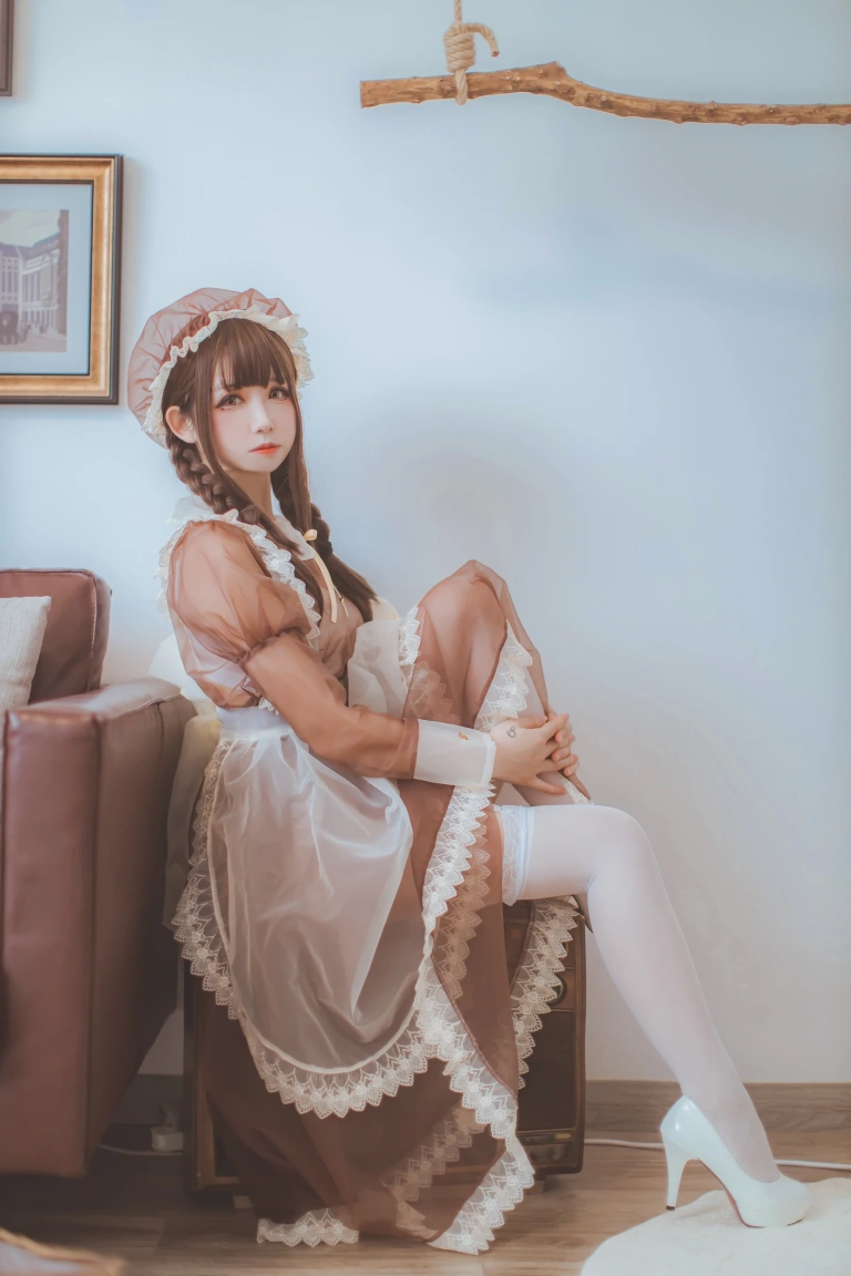coser衣衣《透明女仆》主题写真：31张全套美图