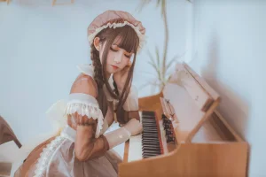 coser衣衣《透明女仆》主题写真：31张全套美图