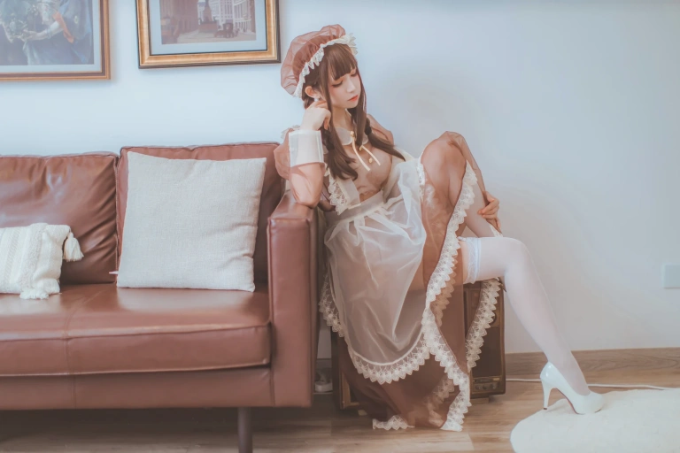 coser衣衣《透明女仆》主题写真：31张全套美图