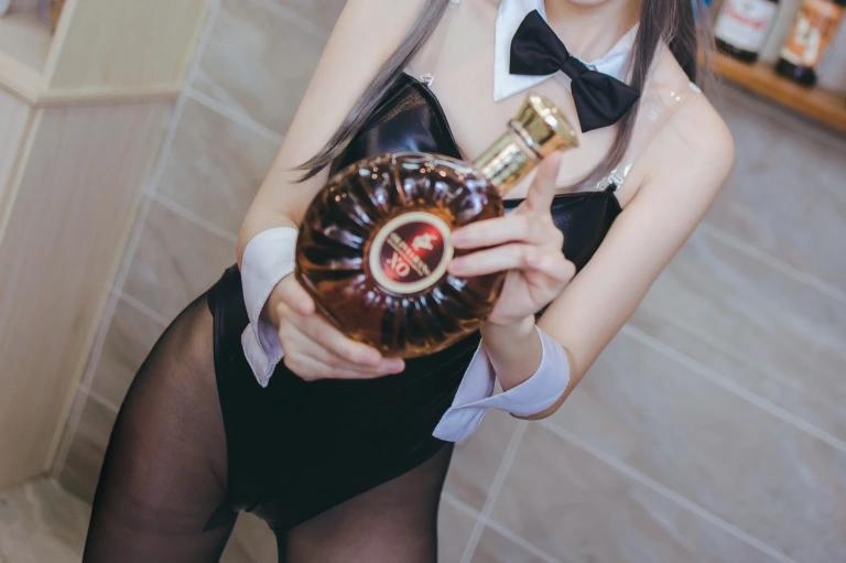 coser衣衣《麻衣兔女郎》主题写真：42张全套美图