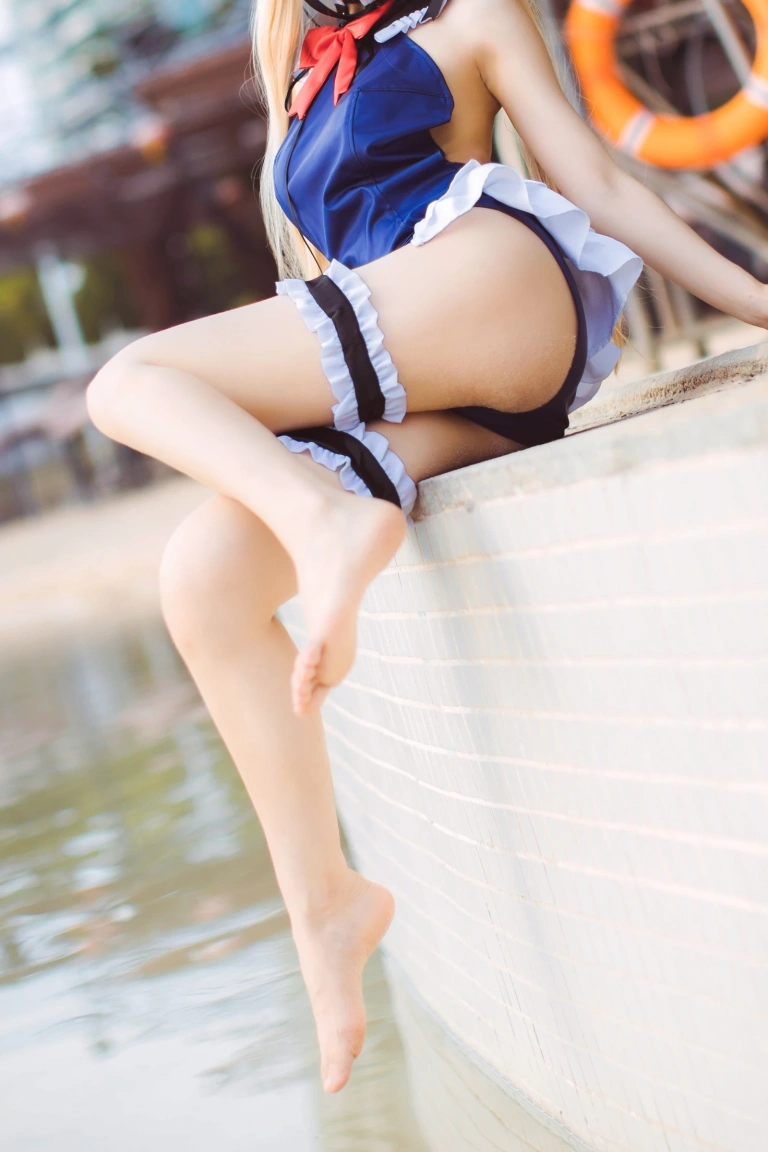 coser衣衣《玛丽萝丝泳装》主题写真：29张全套美图