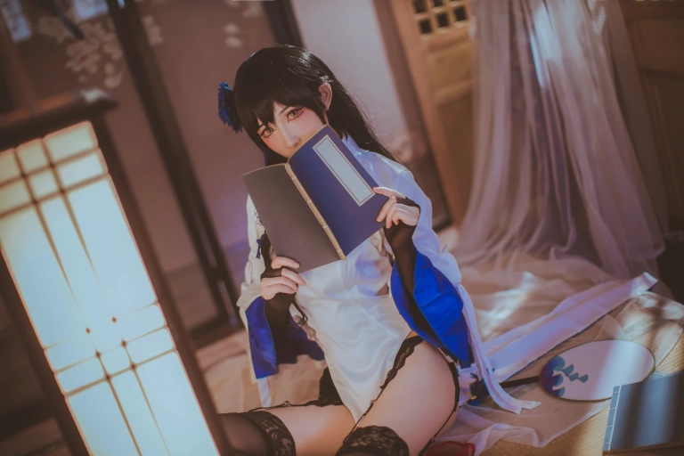 coser衣衣《95式玉玲珑》主题写真：50张全套美图