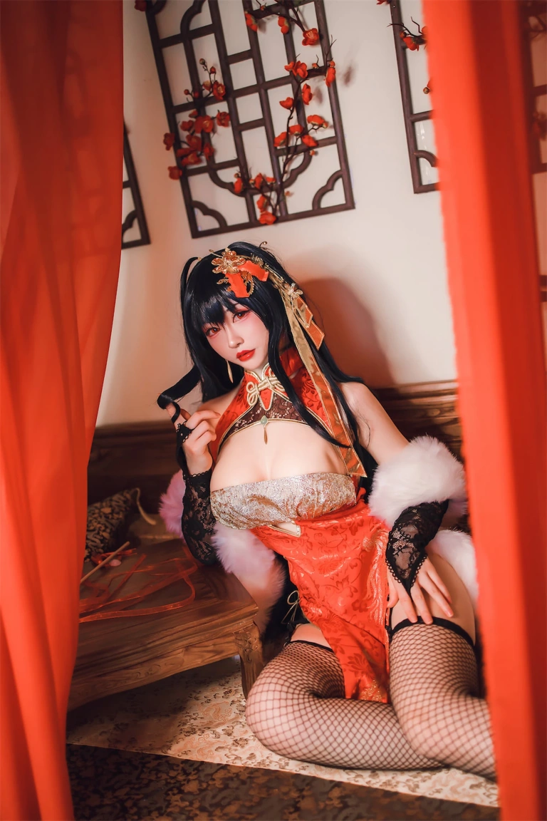 coser衣衣《碧蓝航线 大凤旗袍》主题写真：35张全套美图