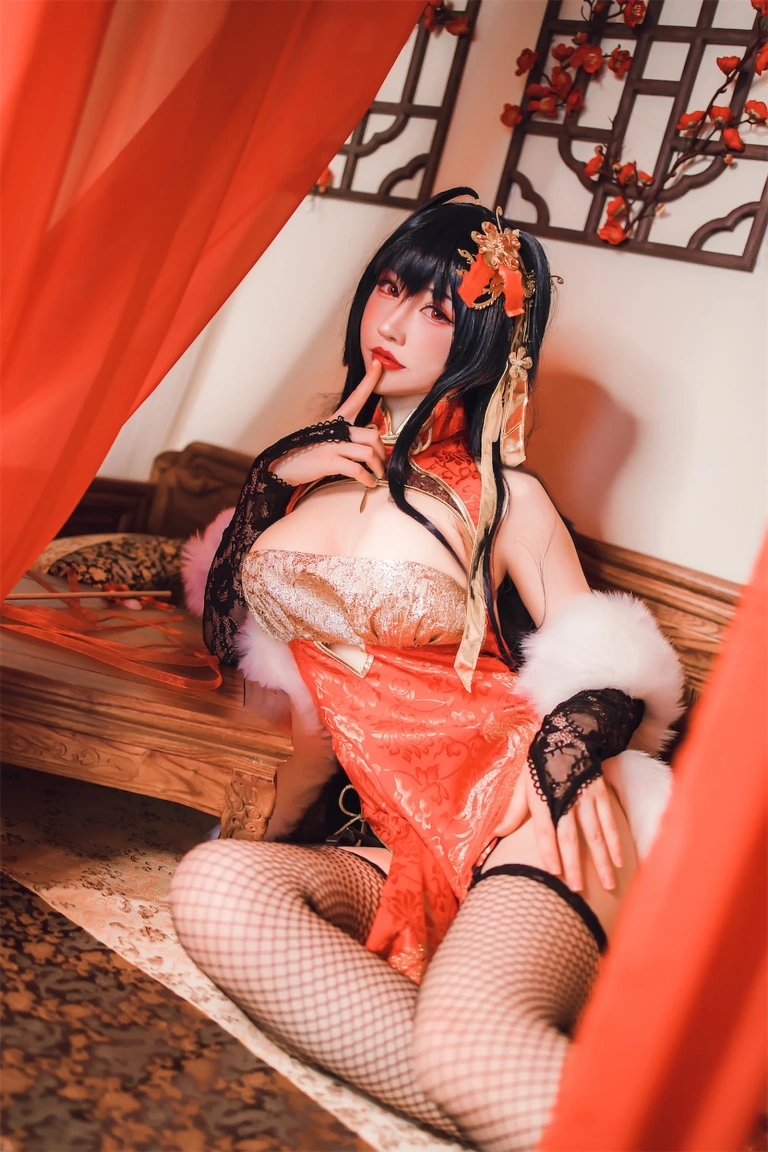 coser衣衣《碧蓝航线 大凤旗袍》主题写真：35张全套美图