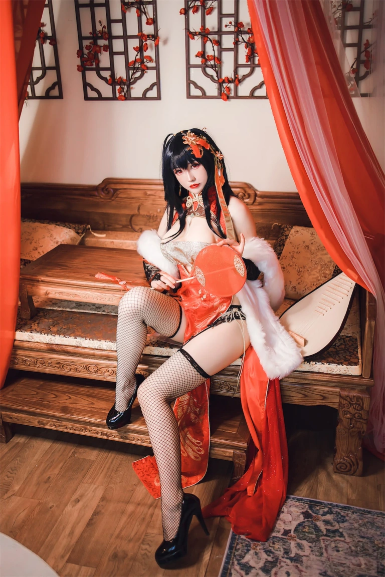 coser衣衣《碧蓝航线 大凤旗袍》主题写真：35张全套美图