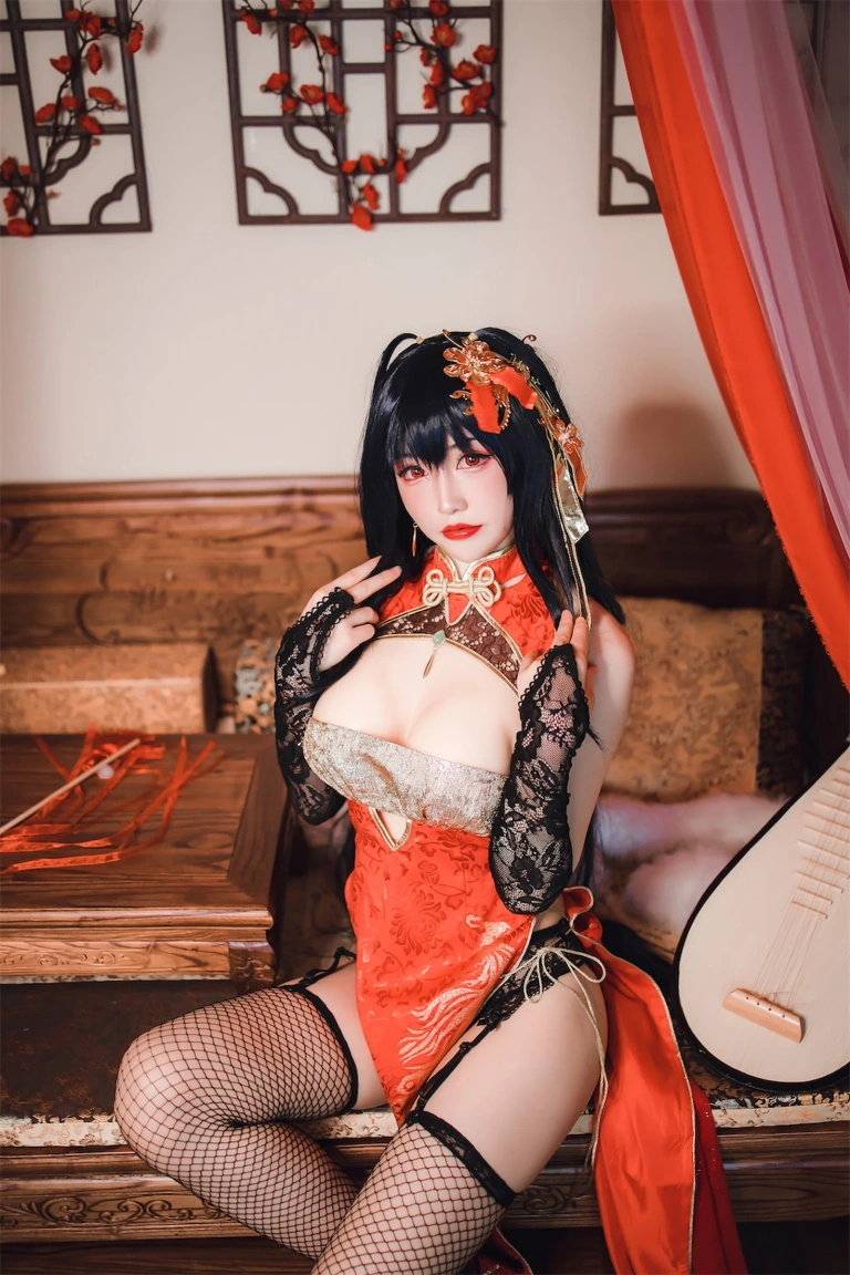coser衣衣《碧蓝航线 大凤旗袍》主题写真：35张全套美图