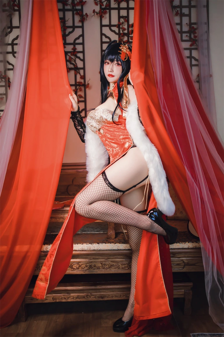 coser衣衣《碧蓝航线 大凤旗袍》主题写真：35张全套美图