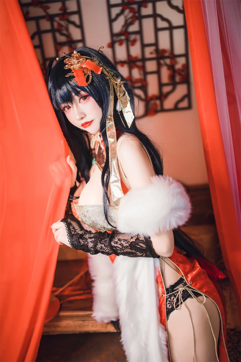 coser衣衣《碧蓝航线 大凤旗袍》主题写真：35张全套美图