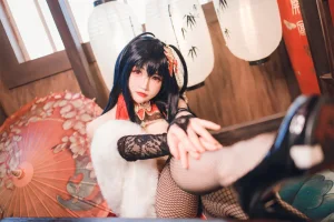 coser衣衣《碧蓝航线 大凤旗袍》主题写真：35张全套美图