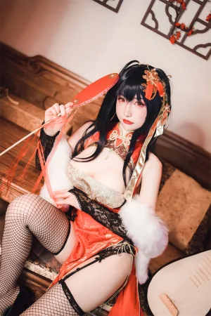 coser衣衣《碧蓝航线 大凤旗袍》主题写真：35张全套美图