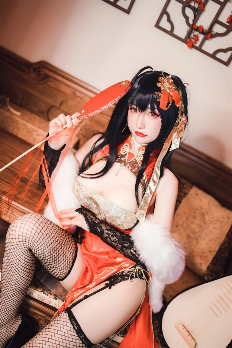 coser衣衣《碧蓝航线 大凤旗袍》主题写真：35张全套美图