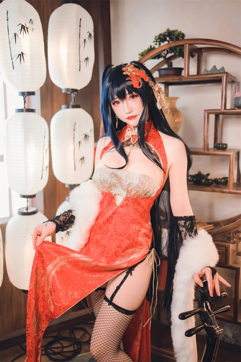 coser衣衣《碧蓝航线 大凤旗袍》主题写真：35张全套美图