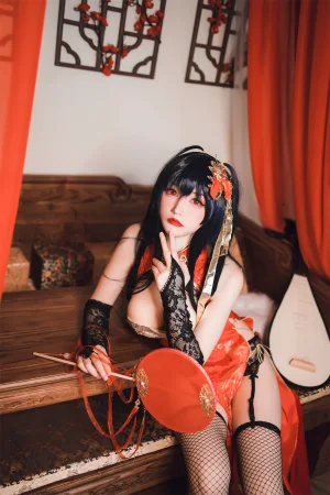 coser衣衣《碧蓝航线 大凤旗袍》主题写真：35张全套美图