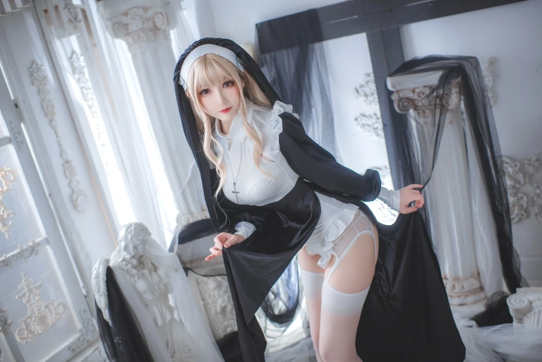 coser衣衣《修女》主题写真：59张全套美图，含2个视频