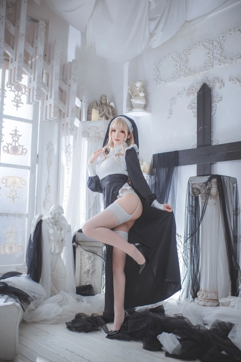coser衣衣《修女》主题写真：59张全套美图，含2个视频
