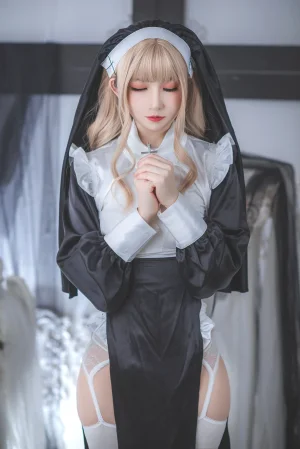 coser衣衣《修女》主题写真：59张全套美图，含2个视频
